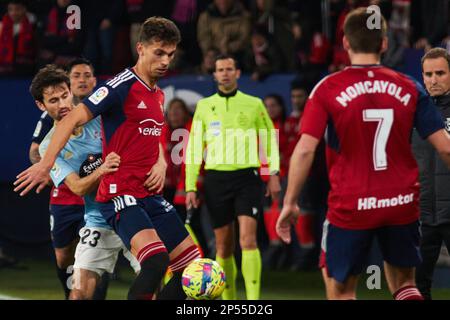 Pamplona, Spanien. 6. März 2023. Sport. Fußball. Während des Fußballspiels von La Liga Santander zwischen CA Osasuna und RC Celta spielten sie am 6. März 2023 im El Sadar Stadion in Pamplona (Spanien). Kredit: Iñigo Alzugaray/Alamy Live News Stockfoto