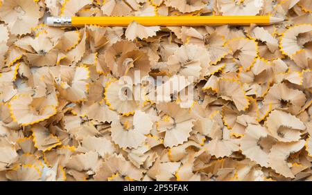 Bleistifte, die geschärft werden, und Sammlung von Holzspänen. Stockfoto