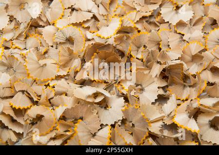 Bleistifte, die geschärft werden, und Sammlung von Holzspänen. Stockfoto