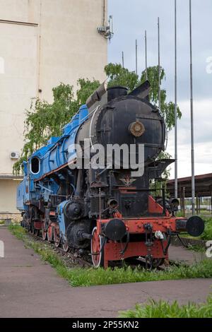 Belgrad, Serbien - Mai 24 2019: Eine ungarische Dampflokomotive der MÁV-Klasse 424 aus Marshall Titos „Blauer Zug“ steht vor dem alten Bahnhof Stockfoto