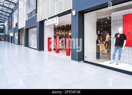 Samara, Russland - 2. März 2023: Kette Sinsay Store im Einkaufszentrum Stockfoto