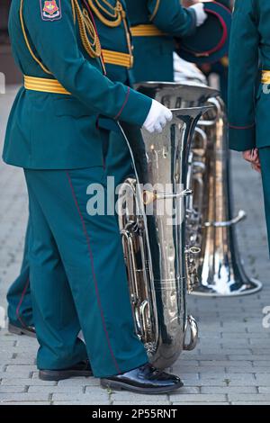 Jekaterinburg, Russland - Juli 15 2018: Musiker der russischen Armee hält sein Kontrabass-Horn, bevor er zu einem kostenlosen Konzert auftritt. Stockfoto