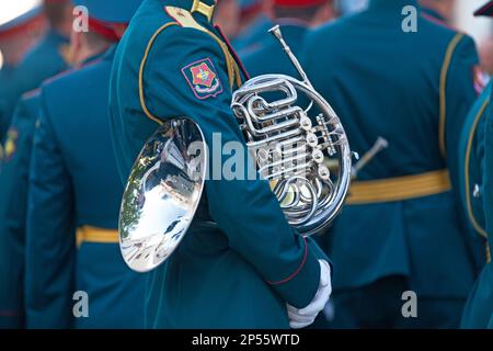 Jekaterinburg, Russland - 15. Juli 2018: Musiker der russischen Armee halten sein französisches Horn, bevor sie zu einem freien Außenkonzert auftreten. Stockfoto