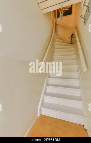 Amsterdam, Niederlande - 10. April 2021: Ein leerer Raum mit Treppen bis zur zweiten Etage und eine weitere Treppe auf dem Foto wird von oben aufgenommen Stockfoto