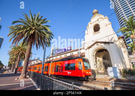 SAN DIEGO, Kalifornien - 26. FEBRUAR 2016: Santa Fe Depot in der Innenstadt von San Diego. Das Gebäude stammt aus dem Jahre 1915. Stockfoto