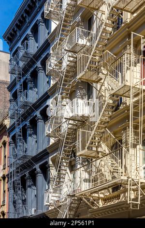 New York, USA - 23. April 2022: Typisches New York City Gebäude mit Feuerleitern Stockfoto