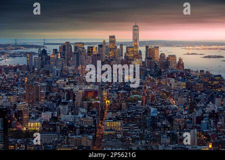New York, USA - 26. April 2022: New Yorker Skyline am Ende des Sonnenuntergangs Stockfoto