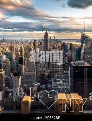 New York, USA - 26. April 2022: New Yorker Skyline am Ende des Sonnenuntergangs Stockfoto