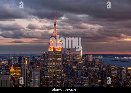 New York, USA - 26. April 2022: New Yorker Skyline am Ende des Sonnenuntergangs Stockfoto