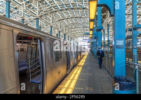 Coney Island, USA - 28. April 2022: Coney Island Station in Brooklyn, New York Stockfoto