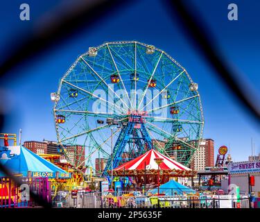 Coney Island, USA - 28. April 2022: Das berühmte Wunderrad auf Coney Island. Das exzentrische Riesenrad wurde 1920 gebaut und verfügt über 24 vollständig geschlossene ca. Stockfoto