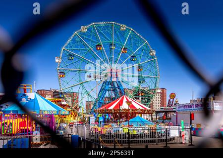 Coney Island, USA - 28. April 2022: Das berühmte Wunderrad auf Coney Island. Das exzentrische Riesenrad wurde 1920 gebaut und verfügt über 24 vollständig geschlossene ca. Stockfoto