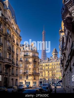 Paris, Frankreich - 14. Februar 2023: Komfortable Straße mit Blick auf den Eiffelturm in Paris, Frankreich. Der Eiffelturm ist einer der symbolträchtigsten Stockfoto