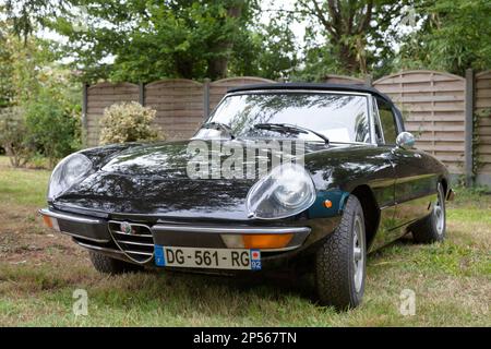 Lamorlaye, Frankreich - Juli 05 2020: Der Alfa Romeo Spider (105/115-Serie) ist ein von Alfa Romeo hergestellter Zweisitzer-Roadster mit Motor und Heckantrieb Stockfoto