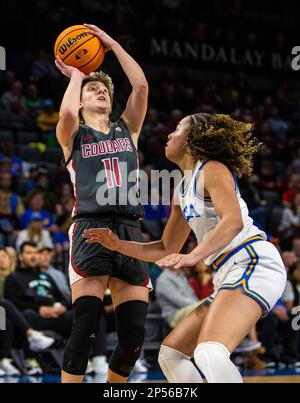 LasVegas, NV, USA. 05. März 2023. A. Washington State Guard Astera Tuhina (11) schießt den Ball während des NCAA Women's Basketball Pac -12 Tournament Championship Spiels zwischen UCLA Bruins und den Washington State Cougars. Washington State schlägt UCLA 65-61at Mandalay Bay Michelob Arena Las Vegas, NV. Thurman James /CSM/Alamy Live News Stockfoto