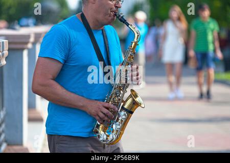 Jekaterinburg, Russland - Juli 15 2018: Musiker spielt mit einem Saxofon in einer touristischen Straße. Stockfoto