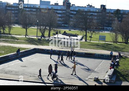 Basketballspiel im Mauer Park an einem sonnigen Tag Stockfoto