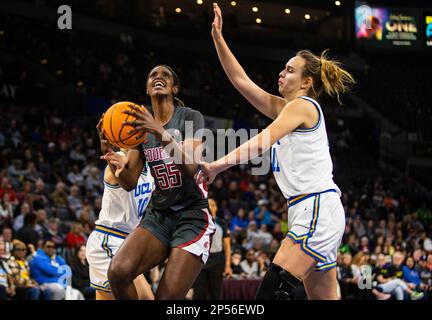 LasVegas, NV, USA. 05. März 2023. A. Washington State Center Bella Murekatete (55) fährt beim NCAA Women's Basketball Pac -12 Tournament Championship Spiel zwischen UCLA Bruins und den Washington State Cougars zum Basketball. Washington State schlägt UCLA 65-61at Mandalay Bay Michelob Arena Las Vegas, NV. Thurman James /CSM/Alamy Live News Stockfoto