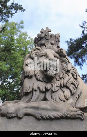 Löwenstatue mit Krone. Europäische Löwenstatue. Prag. Stockfoto