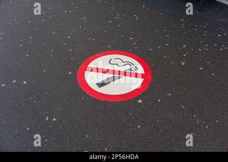 Raucherverbotsschild auf Asphalt. Stockfoto