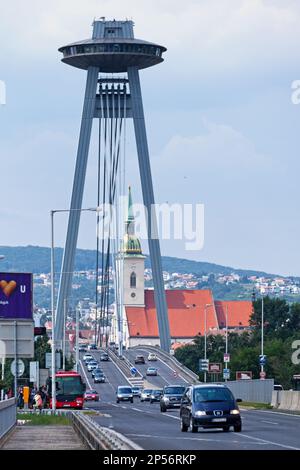 Bratislava, Slowakei - Juni 18 2018: Die futuristische Brücke des slowakischen Nationalaufstands (auch bekannt als Nový Most oder Neue Brücke). Stockfoto