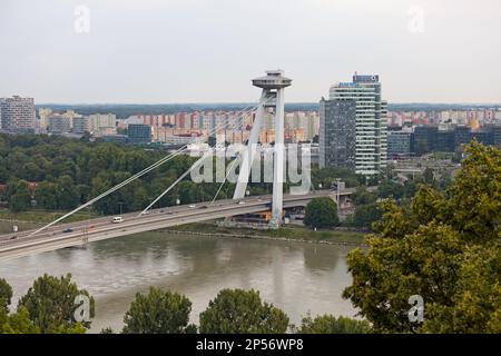 Bratislava, Slowakei - Juni 18 2018: Die futuristische Brücke des slowakischen Nationalaufstands (auch bekannt als Nový Most oder Neue Brücke). Stockfoto