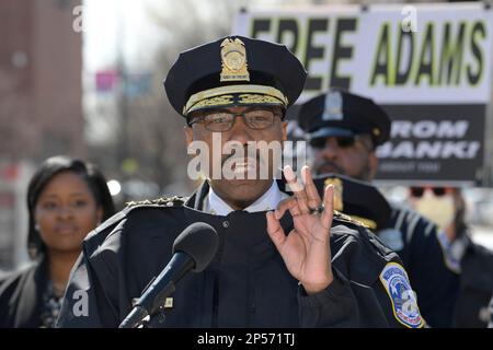 Washington, USA. 06. März 2023. Robert J. Contee, Leiter des DC Police Department, spricht heute am 06. März 2023 bei Adams Morgan/Neighborhood in Washington DC, USA, über die Erweiterung von zwei Multi-Agency-Task Forces zur Reduzierung von Kriminalitätstrends in der Nachbarschaft. (Foto: Lenin Nolly/Sipa USA) Guthaben: SIPA USA/Alamy Live News Stockfoto