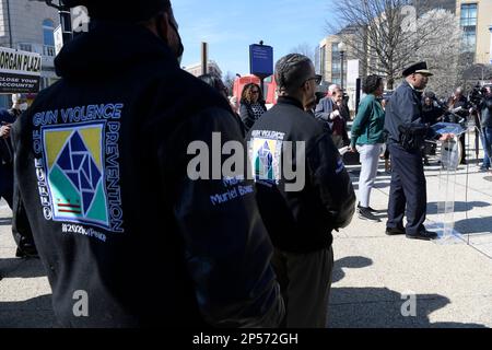 Washington, USA. 06. März 2023. Robert J. Contee, Leiter des DC Police Department, spricht heute am 06. März 2023 bei Adams Morgan/Neighborhood in Washington DC, USA, über die Erweiterung von zwei Multi-Agency-Task Forces zur Reduzierung von Kriminalitätstrends in der Nachbarschaft. (Foto: Lenin Nolly/Sipa USA) Guthaben: SIPA USA/Alamy Live News Stockfoto