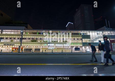 Der Bahnhof Shinjuku leuchtet um Mitternacht in Shinjuku, Tokio, Japan. Stockfoto