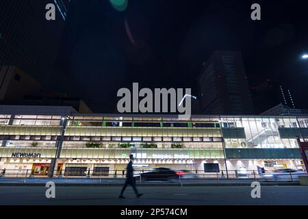 Der Bahnhof Shinjuku leuchtet um Mitternacht in Shinjuku, Tokio, Japan. Stockfoto