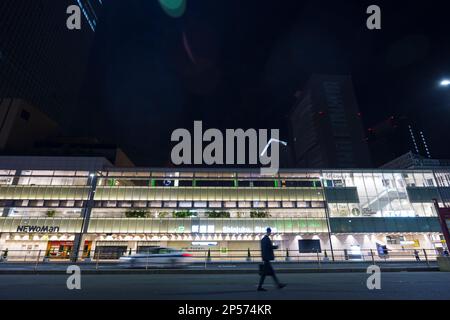 Der Bahnhof Shinjuku leuchtet um Mitternacht in Shinjuku, Tokio, Japan. Stockfoto