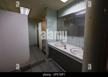 Der Bahnhof Shinjuku leuchtet um Mitternacht in Shinjuku, Tokio, Japan. Stockfoto
