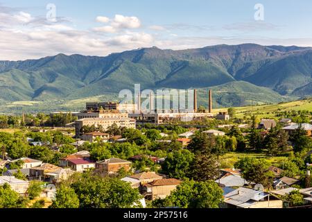 Landschaft von Surami, kleine Stadt (daba) in Georgien mit Ruinen der alten Sowjetzeit Soda-Fabrik und ländlicher Architektur, Shida Kartli Region. Stockfoto