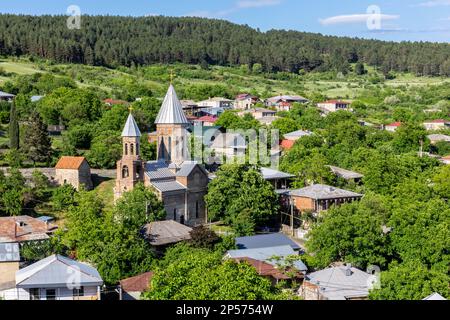 Landschaft von Surami, kleine Stadt (daba) in Georgien, Shida Kartli Region mit ländlicher Architektur und Surami St. George, armenisch-orthodoxe Kirche. Stockfoto