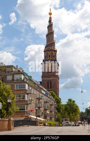 Kopenhagen, Dänemark - Juni 28 2019: Die Kirche unseres Erlösers (Dänisch: Vor Frelsers Kirke) ist eine barocke Kirche, die vor allem für ihren Helixturm berühmt ist. Stockfoto