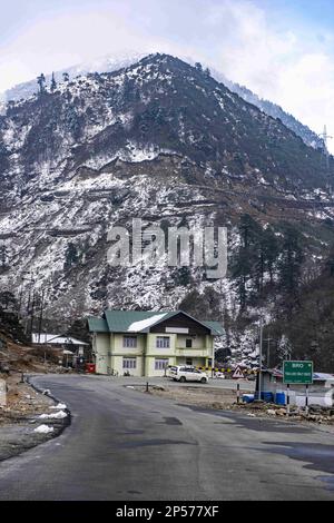 Gangtok, Sikkim, Indien. 28. Februar 2023. Ein gefrorener Gletschersee, umgeben von majestätischen Gipfeln und frischer, kalter Luft, bedeckt von azurblauem Himmel - Changu Lake ist einer der seltenen Orte, die die Platitude würdigen. Dieses glitzernde, smaragdblaue Gewässer, gespeist vom schmelzenden Schnee der umliegenden Berge, befindet sich auf einer Höhe von 12.400 Fuß an der Gangtok-Nathula Road. Auch bekannt als Tsomgo-See, übersetzt in ''˜Quelle des Wassers. (Kreditbild: © Zakir Hossain/Pacific Press via ZUMA Press Wire) NUR REDAKTIONELLE VERWENDUNG! Nicht für den kommerziellen GEBRAUCH! Stockfoto