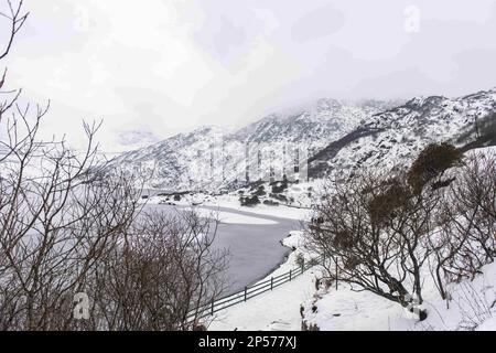 Gangtok, Sikkim, Indien. 28. Februar 2023. Ein gefrorener Gletschersee, umgeben von majestätischen Gipfeln und frischer, kalter Luft, bedeckt von azurblauem Himmel - Changu Lake ist einer der seltenen Orte, die die Platitude würdigen. Dieses glitzernde, smaragdblaue Gewässer, gespeist vom schmelzenden Schnee der umliegenden Berge, befindet sich auf einer Höhe von 12.400 Fuß an der Gangtok-Nathula Road. Auch bekannt als Tsomgo-See, übersetzt in ''˜Quelle des Wassers. (Kreditbild: © Zakir Hossain/Pacific Press via ZUMA Press Wire) NUR REDAKTIONELLE VERWENDUNG! Nicht für den kommerziellen GEBRAUCH! Stockfoto