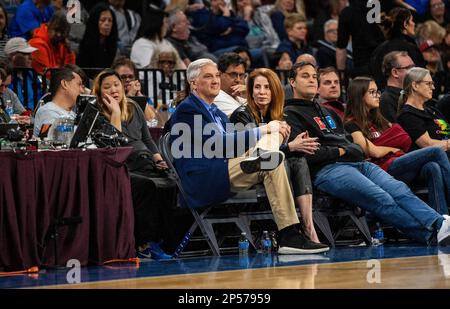 LasVegas, NV, USA. 05. März 2023. A. Kommissar George Kliavkoff und seine Frau Ellen nahmen am NCAA Women's Basketball Pac -12 Tournament Championship Game zwischen UCLA Bruins und den Washington State Cougars Teil. Washington State schlägt UCLA 65-61at Mandalay Bay Michelob Arena Las Vegas, NV. Thurman James /CSM/Alamy Live News Stockfoto