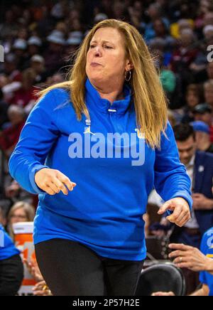 LasVegas, NV, USA. 05. März 2023. A. UCLA Cheftrainer Cori Close auf dem Platz während des NCAA Women's Basketball Pac -12 Tournament Championship Spiels zwischen UCLA Bruins und den Washington State Cougars. Washington State schlägt UCLA 65-61at Mandalay Bay Michelob Arena Las Vegas, NV. Thurman James /CSM/Alamy Live News Stockfoto