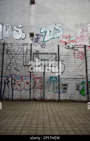 Basketballfeld mit Straßenkunst auf dem Gebäude dahinter Stockfoto