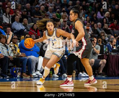 LasVegas, NV, USA. 05. März 2023. A. UCLA-Wächter Kiki Rice (1) fährt beim NCAA Women's Basketball Pac -12 Turnier Championship-Spiel zwischen UCLA Bruins und den Washington State Cougars auf den Korb. Washington State schlägt UCLA 65-61at Mandalay Bay Michelob Arena Las Vegas, NV. Thurman James /CSM/Alamy Live News Stockfoto