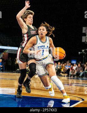 LasVegas, NV, USA. 05. März 2023. A. UCLA-Wächter Kiki Rice (1) geht beim NCAA Women's Basketball Pac -12 Turnier Championship-Spiel zwischen UCLA Bruins und den Washington State Cougars auf den Korb. Washington State schlägt UCLA 65-61at Mandalay Bay Michelob Arena Las Vegas, NV. Thurman James /CSM/Alamy Live News Stockfoto