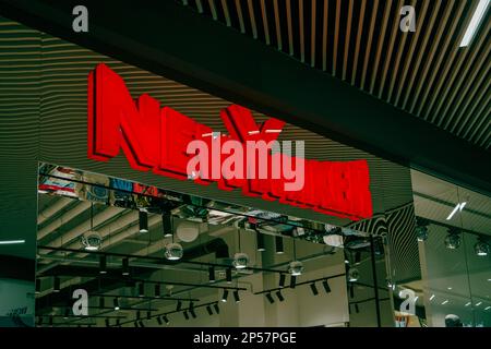 Sibiu, Rumänien - Mai 2 2022: New Yorker Bekleidungsgeschäft in der Promenada Mall, einem der größten Einkaufszentren in Sibiu Stockfoto