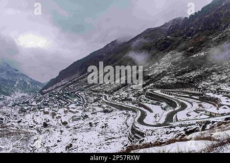 Gangtok, Sikkim, Indien. 28. Februar 2023. Ein gefrorener Gletschersee, umgeben von majestätischen Gipfeln und frischer, kalter Luft, bedeckt von azurblauem Himmel - Changu Lake ist einer der seltenen Orte, die die Platitude würdigen. Dieses glitzernde, smaragdblaue Gewässer, gespeist vom schmelzenden Schnee der umliegenden Berge, befindet sich auf einer Höhe von 12.400 Fuß an der Gangtok-Nathula Road. Auch bekannt als Tsomgo-See, übersetzt in ''˜Quelle des Wassers. (Kreditbild: © Zakir Hossain/Pacific Press via ZUMA Press Wire) NUR REDAKTIONELLE VERWENDUNG! Nicht für den kommerziellen GEBRAUCH! Stockfoto