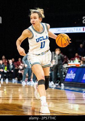 LasVegas, NV, USA. 05. März 2023. A. UCLA Forward Emily Bessoir (11) passt den Ball beim NCAA Women's Basketball Pac -12 Turnier Championship-Spiel zwischen UCLA Bruins und den Washington State Cougars. Washington State schlägt UCLA 65-61at Mandalay Bay Michelob Arena Las Vegas, NV. Thurman James /CSM/Alamy Live News Stockfoto