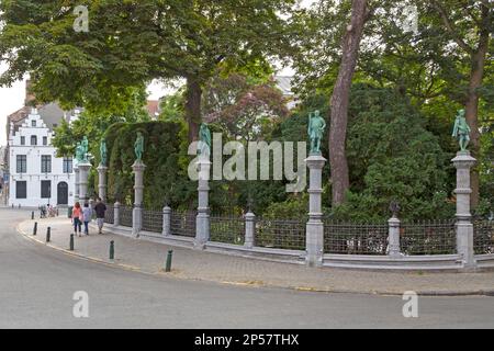 Brüssel, Belgien - 02 2019. Juli: Der Petit Sablon Platz (französisch: Square du Petit Sablon) ist ein Garten im Neorenaissance-Stil mit einem Brunnen und Skulpturen, Stockfoto