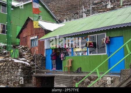 Gangtok, Sikkim, Indien. 28. Februar 2023. Ein gefrorener Gletschersee, umgeben von majestätischen Gipfeln und frischer, kalter Luft, bedeckt von azurblauem Himmel - Changu Lake ist einer der seltenen Orte, die die Platitude würdigen. Dieses glitzernde, smaragdblaue Gewässer, gespeist vom schmelzenden Schnee der umliegenden Berge, befindet sich auf einer Höhe von 12.400 Fuß an der Gangtok-Nathula Road. Auch bekannt als Tsomgo-See, übersetzt in ''˜Quelle des Wassers. (Kreditbild: © Zakir Hossain/Pacific Press via ZUMA Press Wire) NUR REDAKTIONELLE VERWENDUNG! Nicht für den kommerziellen GEBRAUCH! Stockfoto