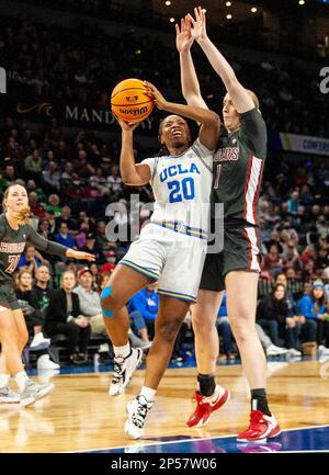 LasVegas, NV, USA. 05. März 2023. A. UCLA-Garde Charisma Osborne (20) geht beim NCAA Women's Basketball Pac -12 Tournament Championship-Spiel zwischen UCLA Bruins und den Washington State Cougars auf den Korb. Washington State schlägt UCLA 65-61at Mandalay Bay Michelob Arena Las Vegas, NV. Thurman James /CSM/Alamy Live News Stockfoto