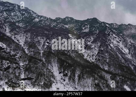 Gangtok, Sikkim, Indien. 28. Februar 2023. Ein gefrorener Gletschersee, umgeben von majestätischen Gipfeln und frischer, kalter Luft, bedeckt von azurblauem Himmel - Changu Lake ist einer der seltenen Orte, die die Platitude würdigen. Dieses glitzernde, smaragdblaue Gewässer, gespeist vom schmelzenden Schnee der umliegenden Berge, befindet sich auf einer Höhe von 12.400 Fuß an der Gangtok-Nathula Road. Auch bekannt als Tsomgo-See, übersetzt in ''˜Quelle des Wassers. (Kreditbild: © Zakir Hossain/Pacific Press via ZUMA Press Wire) NUR REDAKTIONELLE VERWENDUNG! Nicht für den kommerziellen GEBRAUCH! Stockfoto