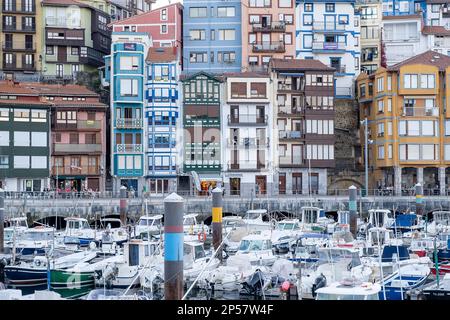Spanien baskischen Provinzen Bermeo Hafen Port Dorf Boote Häuser Häuser Urlaub Reisen, Stockfoto
